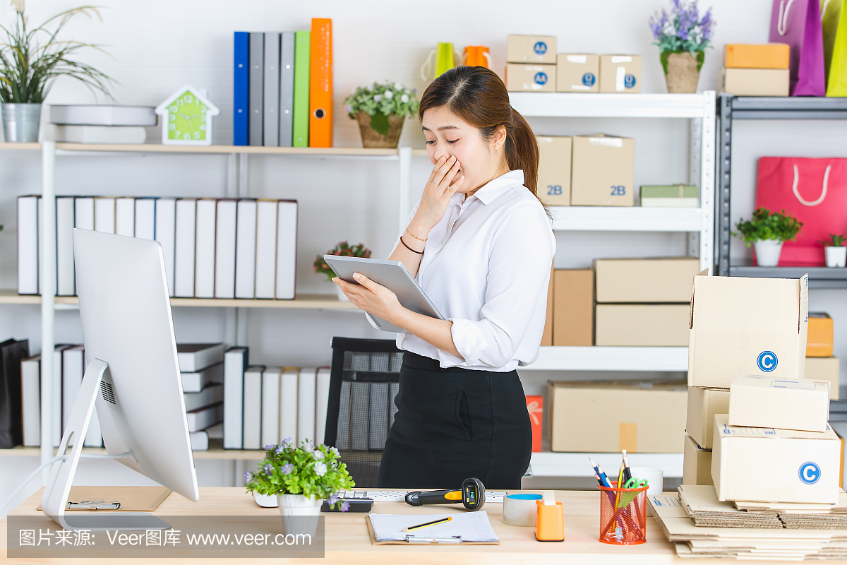 在創業辦公室工作的女商人。